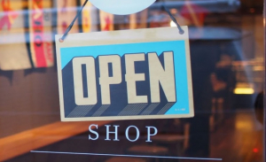 Άλμα τον Απρίλιο για το λιανικό εμπόριο