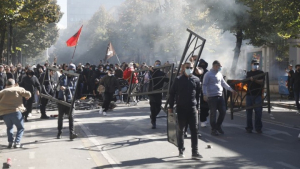 Αλβανία: Σφοδρές συγκρούσεις στα Τίρανα – Επίθεση στο γραφείο Ράμα, δεκάδες συλλήψεις