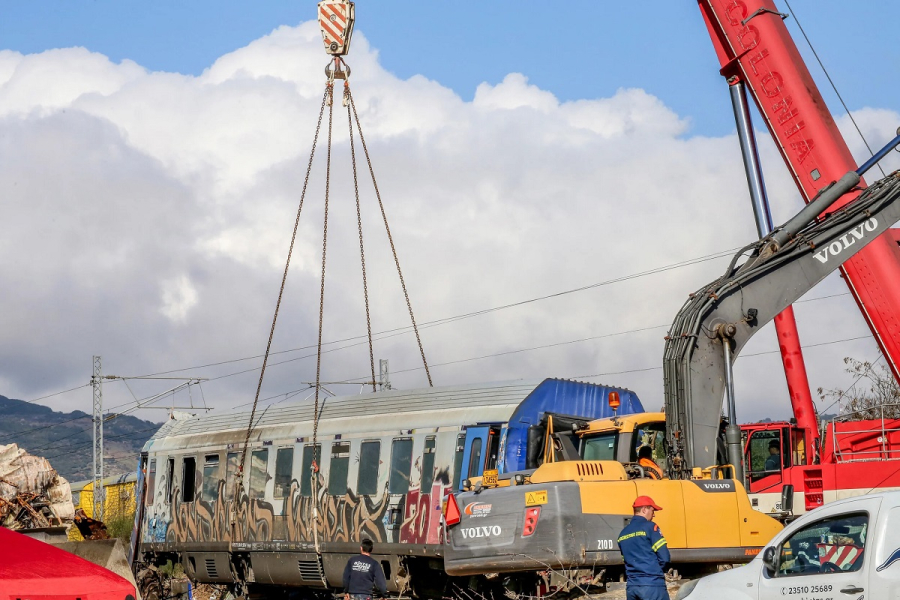 Τέμπη: Μετακινήθηκε και το τρίτο βαγόνι