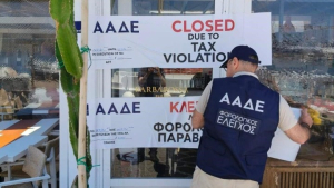 ΑΑΔΕ: Λουκέτα σε εστιατόρια, mini market και airbnb σε Σαντορίνη και Νάξο