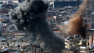 Το Ιράν δηλώνει έτοιμο για μακρύ «πόλεμο φθοράς», ο Τραμπ διαβεβαιώνει πως η Τεχεράνη βρίσκεται «κοντά στην ήττα»