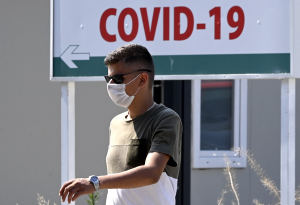 ΕΚΠΑ:Ο κίνδυνος για νόσηση από COVID-19 νεαρών ανδρών φαίνεται ότι έχει υποτιμηθεί