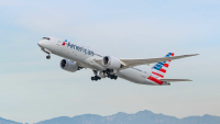 Η American Airlines προσαρμόζει το πρόγραμμά της λόγω έλλειψης προσωπικού και άστατου καιρού