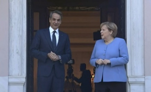 Σε εξέλιξη η συνάντηση Μητσοτάκη - Μέρκελ στο Μέγαρο Μαξίμου