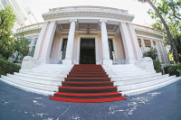 Μαξίμου: Τρεις δράσεις για τη στήριξη του τουρισμού στη Ρόδο μετά τις πυρκαγιές