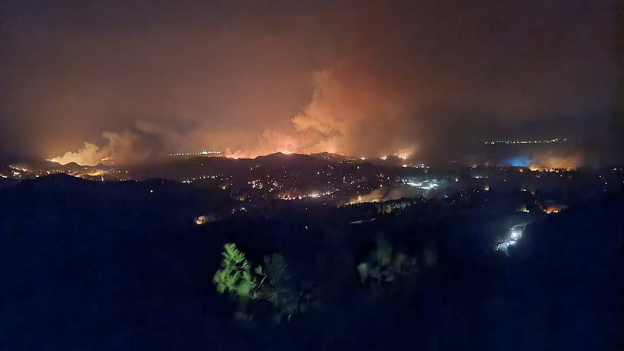 Μαίνεται η φωτιά στη Ρόδο - Εκκενώθηκαν πέντε περιοχές