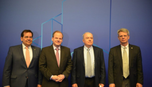 Από αριστερά ο πρύτανης του ΕΜΠ Ανδρέας Μπουντουβής, ο υπουργός Υποδομών Κώστας Αχ.  Καραμανλής, ο πρόεδρος και CEO του ομίλου ΓΕΚ Τέρνα Γιώργος Περιστέρης και  ο  αντιπρύτανης του ΕΜΠ Ευάγγελος Σαπουντζάκης.