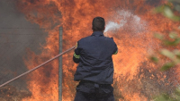 Αγώνας για να κατασβεστούν οι πυρκαγιές στα Μεσοχώρια Ευβοίας και Ακροκόρινθο Κορινθίας
