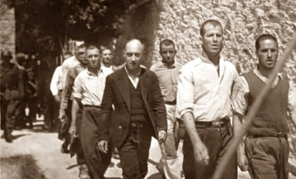 ΥΠΠΟ: Κηρύσσει μνημείο τις φωτογραφίες με τους 200 της Καισαριανής