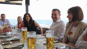 Ο Αλέξης Τσίπρας στον Πειραιά, με συντάκτες του πολιτικού ρεπορτάζ