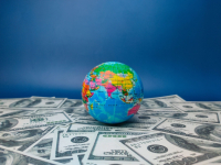 Σε περιβάλλον αυξημένων προκλήσεων η παγκόσμια οικονομία: Από τους δασμούς στην πολεμική αντιπαράθεση