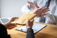 Συναγερμός από ανεύρεση δύο φακέλων με άγνωστη σκόνη στα γραφεία του Καλλιμάρμαρου