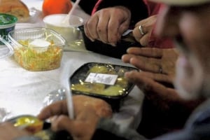 INTERAMERICAN: Προσφέρει 1.200 γεύματα σε άπορους και άστεγους της Αθήνας