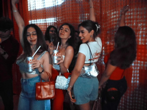 Ινδία: Θραύση κάνουν τα "πάρτι με Diet Coke" καθώς ο πόλεμος στο Ιράν έχει μπλοκάρει τις προμήθειες