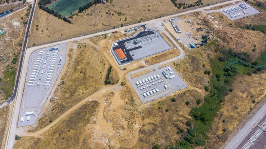 HELLENiQ ENERGY: Σε λειτουργία το πρώτο έργο αποθήκευσης ηλεκτρικής ενέργειας 100 MW
