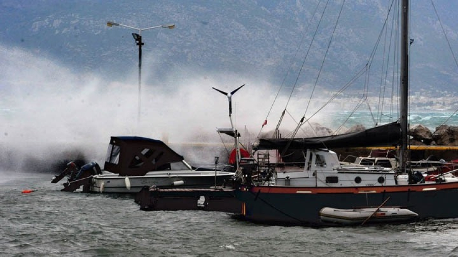 Μπλέχτηκαν οι...άγκυρες στο λιμάνι του Λαυρίου, λόγω θυελλωδών ανέμων