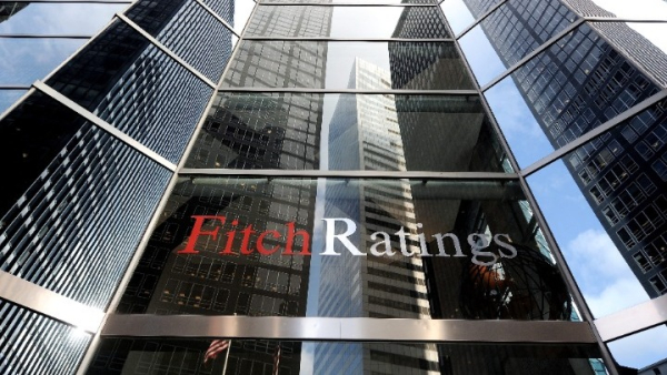 Fitch: Η Ελλάδα μπορεί να υπεραποδώσει στα δημοσιονομικά - Κίνδυνος το χρέος