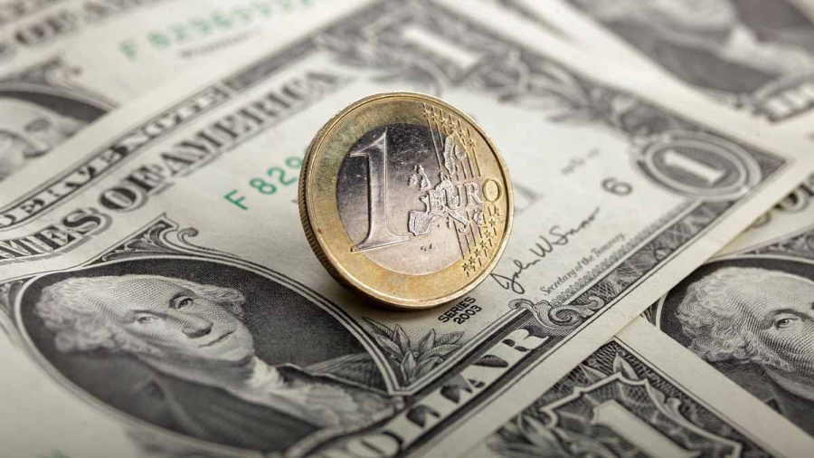 Το ευρώ υποχωρεί 0,33%, στα 1,0636 δολάρια