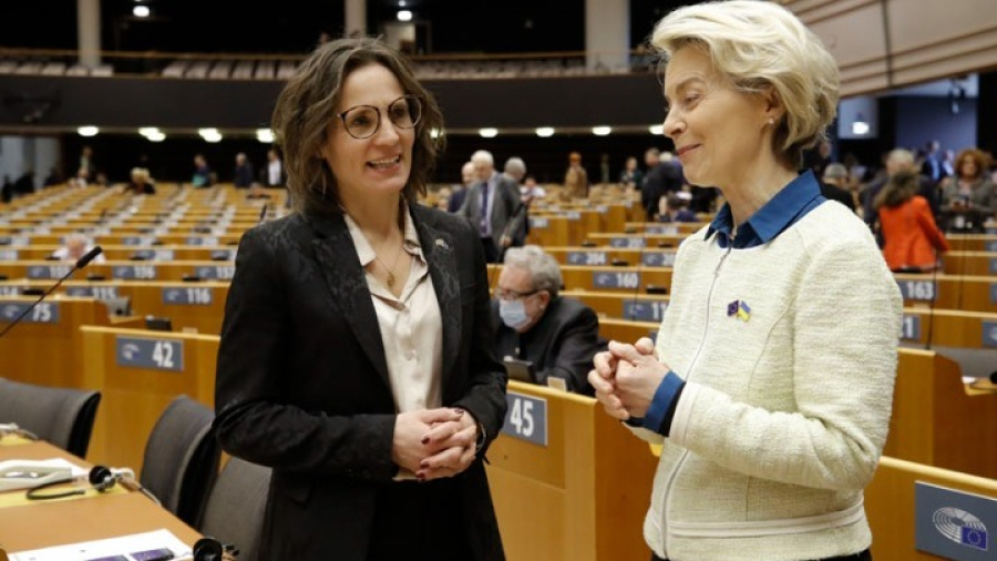 Η Ουρσουλα φον ντερ Λάιεν και η Επιτροπος Περιβάλλοντος Γιούσικα Ρούσβαλ