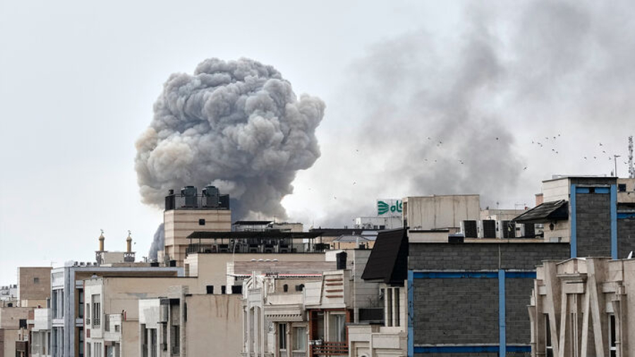 Νέα πλήγματα στο Ιράν, που επιτίθεται σε σημαντικές βιομηχανικές εγκαταστάσεις στον Κόλπο