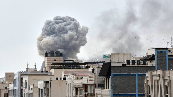 Νέα πλήγματα στο Ιράν, που επιτίθεται σε σημαντικές βιομηχανικές εγκαταστάσεις στον Κόλπο