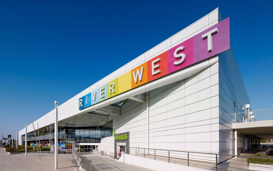 Εισβολή άντρα με αυτοκίνητο σε τζαμαρία στο River West