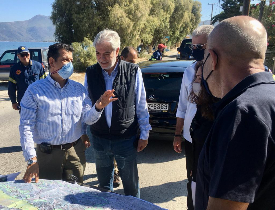 Σε περιοχές της Δυτικής Αττικής που επλήγησαν από τις πυρκαγιές ο υπουργός Κλιματικής Κρίσης και Πολιτικής Προστασίας