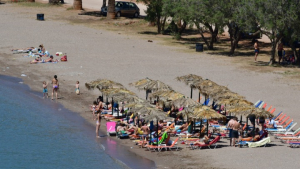 Στα &quot;δίχτυα&quot; των Αρχών 336 beach bars σε ελέγχους 20 ημερών -  Χατζηδάκης: Αναθεώρηση της σχετικής νομοθεσίας