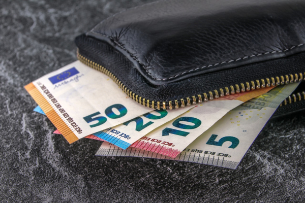 ΕΛΣΤΑΤ: Ξεπερνούν τα 2.500 ευρώ οι μηνιαίες δαπάνες για την πυρηνική οικογένεια