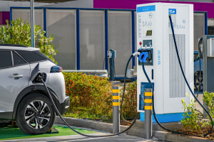 ΔΕΗ Blue: Σταθμός φόρτισης ηλεκτρικών αυτοκινήτων στον Διεθνή Αερολιμένα Αθηνών