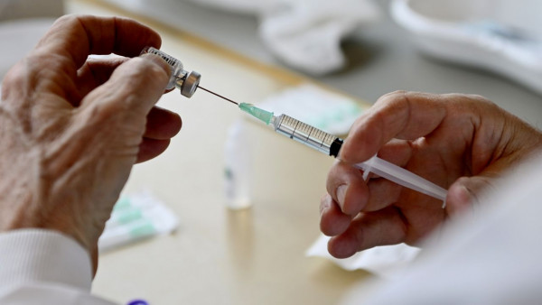 Γερμανία: Κλιμακώνεται η αντιπαράθεση σχετικά με τον εμβολιασμό παιδιών και εφήβων