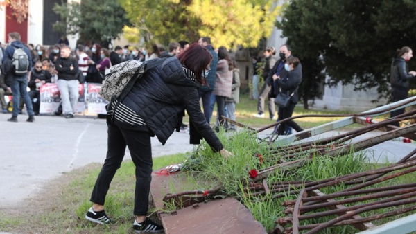 Έκλεισαν οι πύλες του Πολυτεχνείου - Συγκέντρωση από φοιτητικούς συλλόγους έξω από το κτίριο