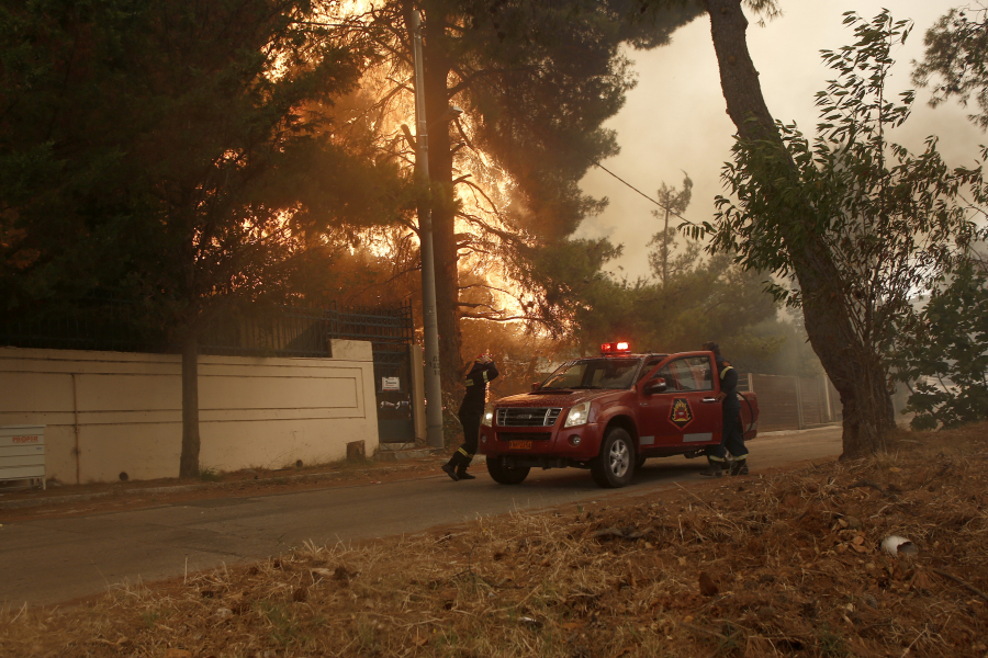 Σταμάτα: Εκτός ελέγχου η φωτιά - Καίγονται σπίτια στη Ροδόπολη
