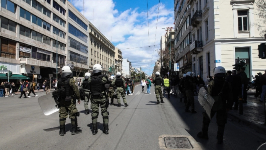 Αστυνομικός πυροβόλησε στον αέρα έξω από την ΑΣΟΕΕ