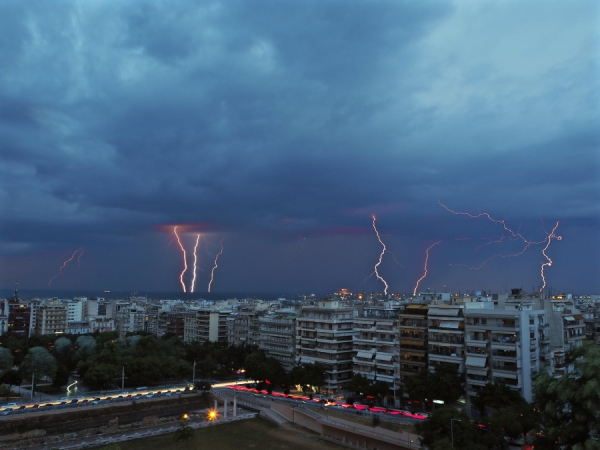 Πάνω από 25.000 κεραυνοί τις τελευταίες ώρες – Νέα επιδείνωση του καιρού από τα μεσάνυχτα