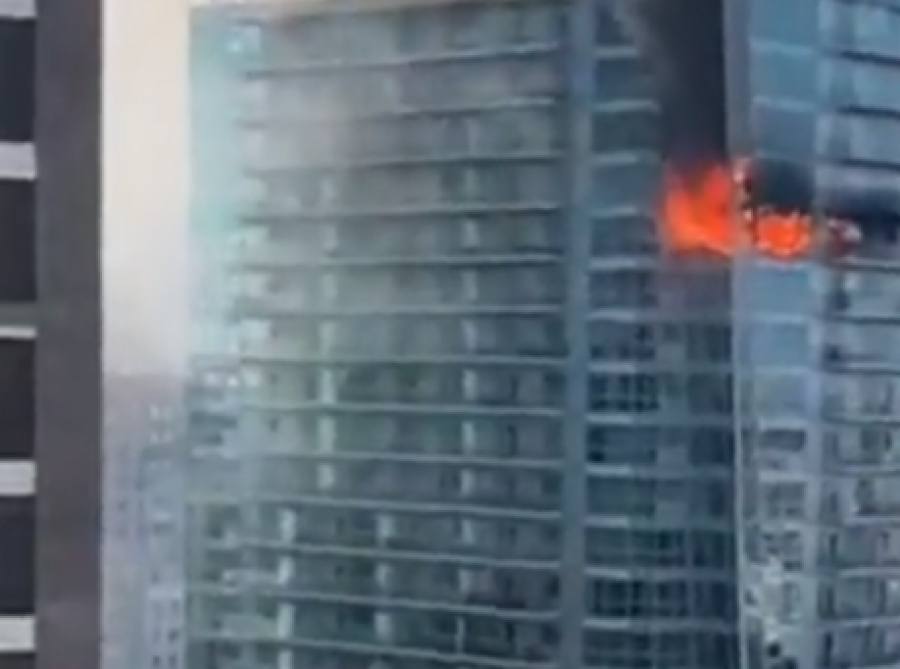 Μεγάλη πυρκαγιά σε πολυώροφο κτίριο στο ανατολικό Λονδίνο