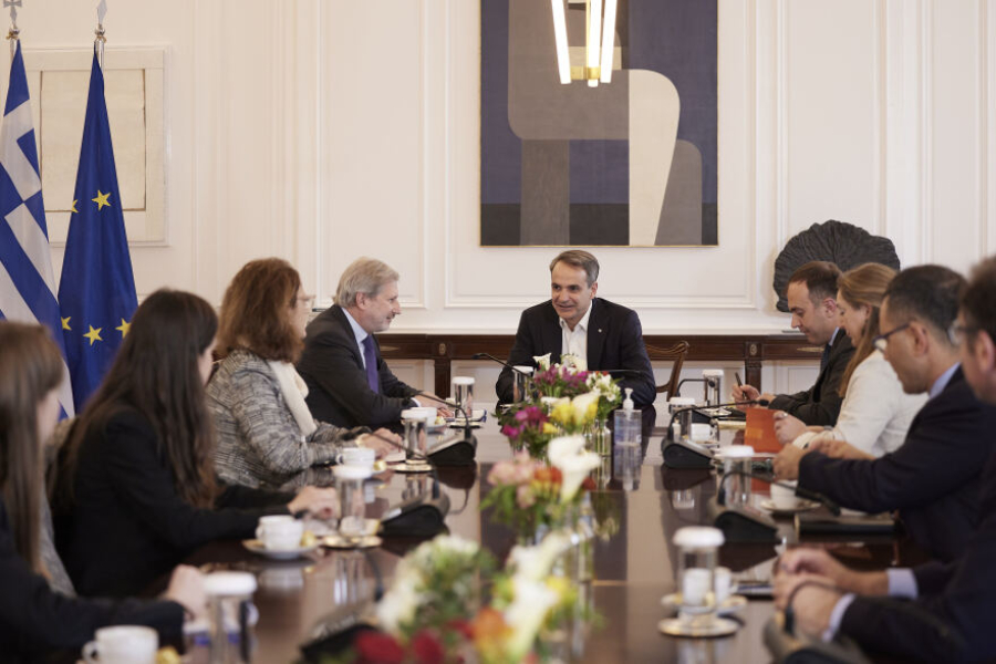 Μητσοτάκης με Γιοχάνες Χαν: Στο επίκεντρο το πολυετές δημοσιονομικό πλαίσιο 2021-2027