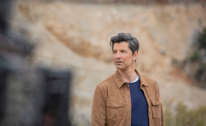 Σάκης Ρουβάς: Πρωταγωνιστεί στο πρώτο τηλεοπτικό σποτ της «Αμφιλοχίας Γη»