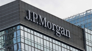 JP Morgan: Υιοθετεί πιο «αμυντική» στάση για τις ευρωμετοχές