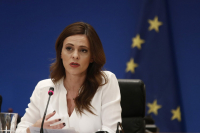 Αχτσιόγλου: Η κυβέρνηση επιβάλει πλαφόν μόνο στον μισθό