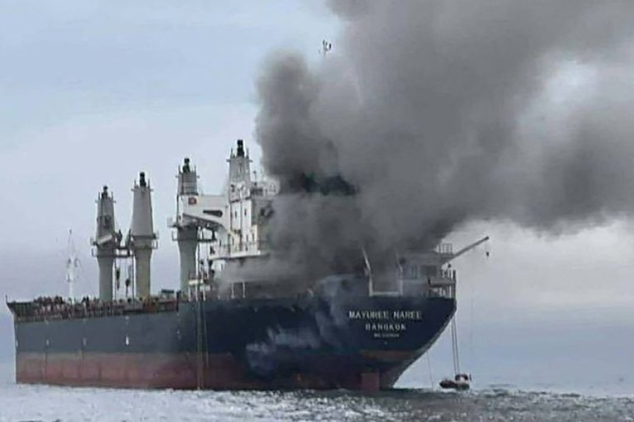 Πετρελαιοφόρο στις φλόγες στα ανοικτά της Σαουδικής Αραβίας, αφού χτυπήθηκε από "άγνωστο βλήμα"