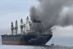 Πετρελαιοφόρο στις φλόγες στα ανοικτά της Σαουδικής Αραβίας, αφού χτυπήθηκε από "άγνωστο βλήμα"
