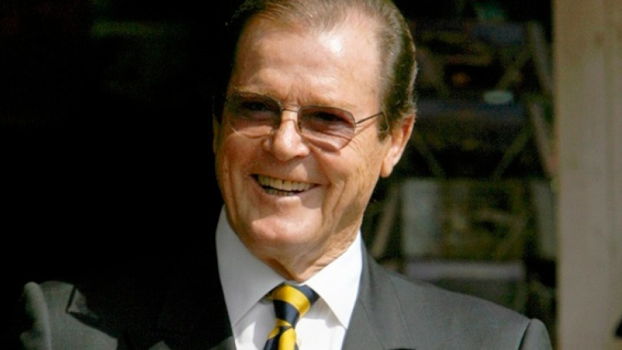 Δημοπρατούνται αντικείμενα του Τζέιμς Μποντ από την οικογένεια του Ρότζερ Μουρ