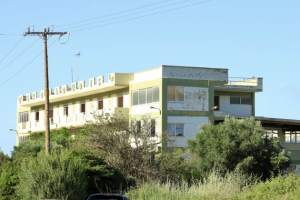 Υπ. Μετανάστευσης: Στις πρώην αποθήκες Σκουλούδη η προσωρινή κλειστή δομή μεταναστών στο Ηράκλειο