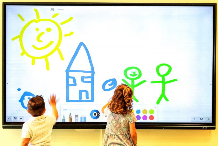 LG: Εξόπλισε τη Λεόντειο Σχολή Νέας Σμύρνης με λύσεις ψηφιακής σήμανσης