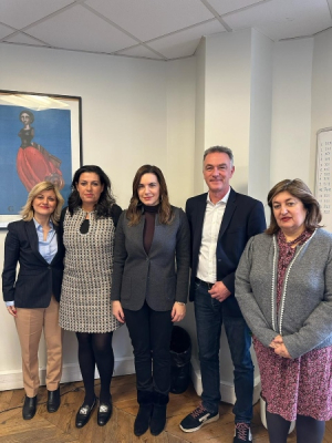 Κεφαλογιάννη: Επαφές στη Γαλλία με επίκεντρο τη στρατηγική συνεργασία στον τουρισμό