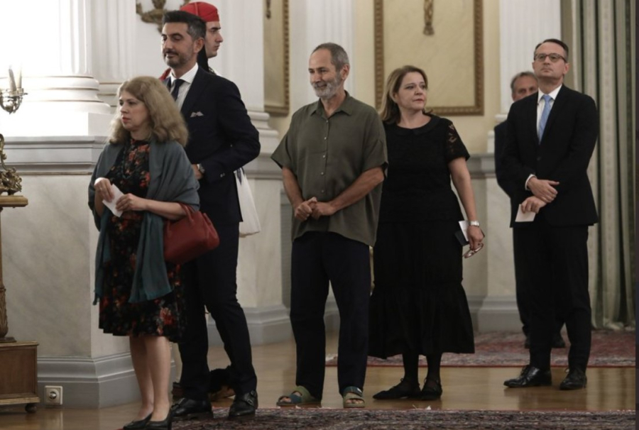 Ο Πωλ Ευμορφίδης στη σειρά για να χαιρετήσει τους Ολλανδούς βασιλείς