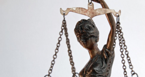 Παραίτηση του πρόεδρου της Αρχής Εξέτασης Προδικαστικών Προσφυγών λόγω έρευνας για βιασμό και σεξουαλική παρενόχληση