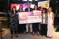 Εθνική Ασφαλιστική: Παρούσα στην παράδοση της επιταγής του No Finish Line Athens στην Ένωση «Μαζί για το Παιδί»