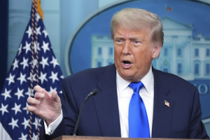 Τραμπ: Εξετάζω το ενδεχόμενο περιορισμένης επίθεσης κατά του Ιράν